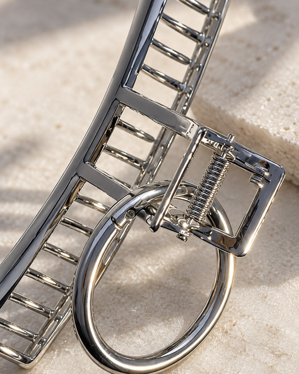 Close-up of the claw clip's teeth and spring hinge